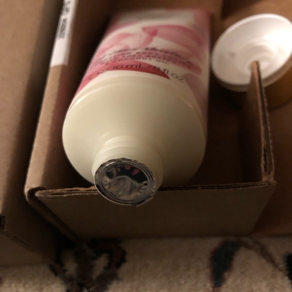 VS Pomegranate & Lotus Moisturizing Lotion 8oz  lot of 2 brand new - Picture 2 of 3